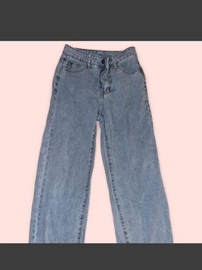 Women's Straight Leg Jeans in Light Blue Denim